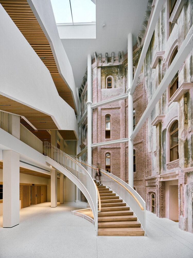 Muammer Karaca Theatre Refurbishment / Novos Studio