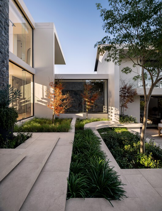 House between Gardens / Studio BHD House between Gardens / Studio BHD - Image 3 of 18