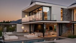 House between Gardens / Studio BHD