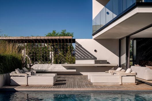 House between Gardens / Studio BHD House between Gardens / Studio BHD - Exterior Photography, Balcony, Courtyard