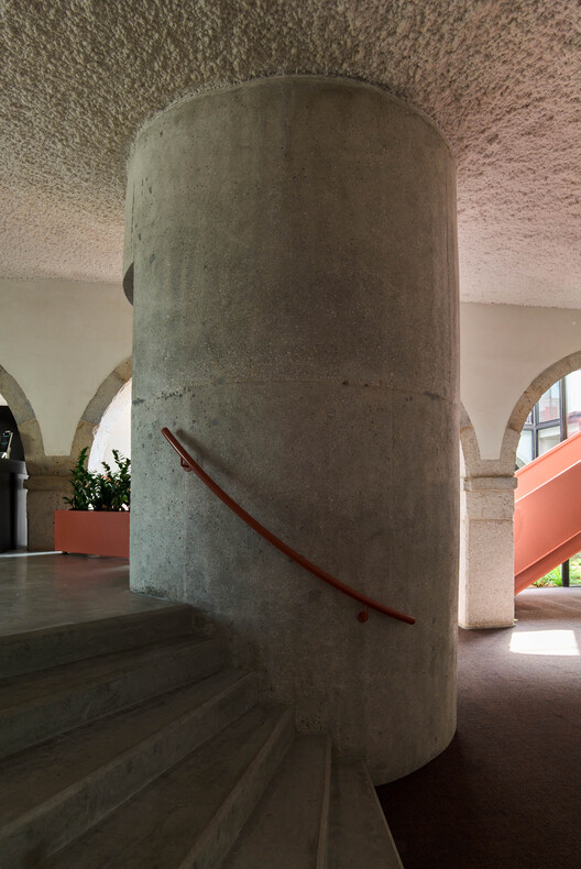 Sede de Claranet Portugal / PROMONTORIO Sede de Claranet Portugal / PROMONTORIO - Fotografía interior, Arco, Pilares, Concreto, Arcada
