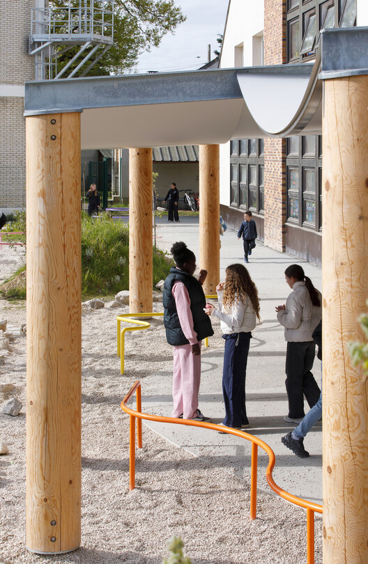 Simple Structures, Multiple Uses: Rethinking the Schoolyard and Its Canopy / 127af Simple Structures, Multiple Uses: Rethinking the Schoolyard and Its Canopy / 127af - Interior Photography, Column