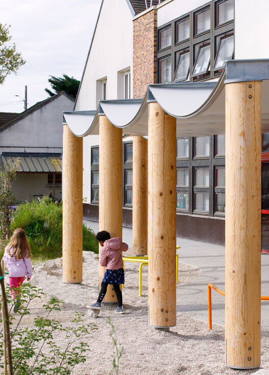 Simple Structures, Multiple Uses: Rethinking the Schoolyard and Its Canopy / 127af Simple Structures, Multiple Uses: Rethinking the Schoolyard and Its Canopy / 127af - Interior Photography, Column