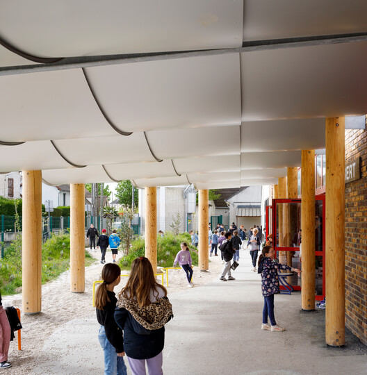 Simple Structures, Multiple Uses: Rethinking the Schoolyard and Its Canopy / 127af Simple Structures, Multiple Uses: Rethinking the Schoolyard and Its Canopy / 127af - Interior Photography, Column