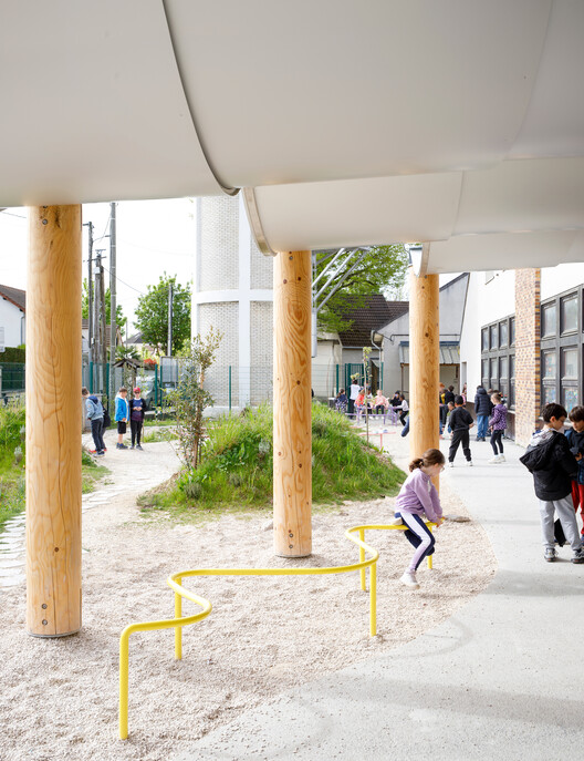 Simple Structures, Multiple Uses: Rethinking the Schoolyard and Its Canopy / 127af - Interior Photography