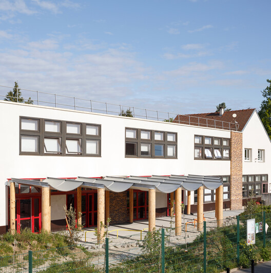 Simple Structures, Multiple Uses: Rethinking the Schoolyard and Its Canopy / 127af Simple Structures, Multiple Uses: Rethinking the Schoolyard and Its Canopy / 127af - Exterior Photography, Facade, Courtyard