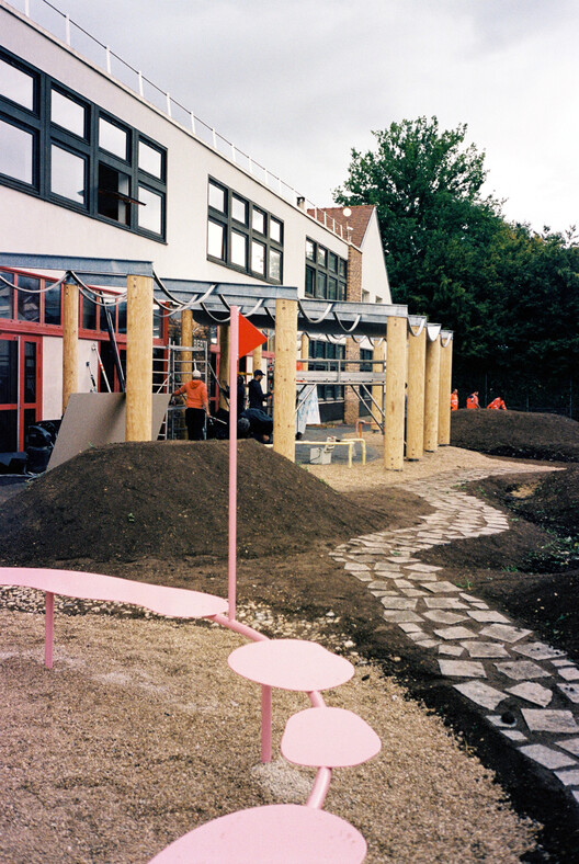 Simple Structures, Multiple Uses: Rethinking the Schoolyard and Its Canopy / 127af Simple Structures, Multiple Uses: Rethinking the Schoolyard and Its Canopy / 127af - Exterior Photography