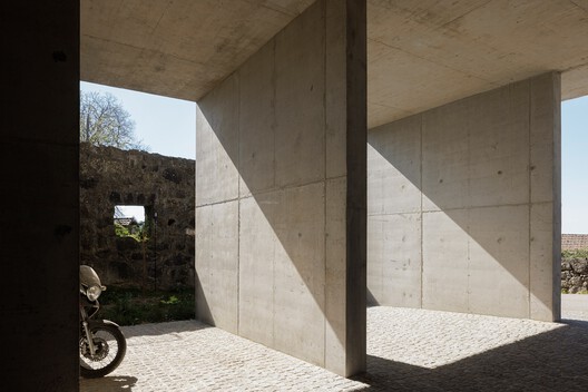 Coqueira House / Tiago Sousa Arquitecto Coqueira House / Tiago Sousa Arquitecto - Interior Photography, Concrete