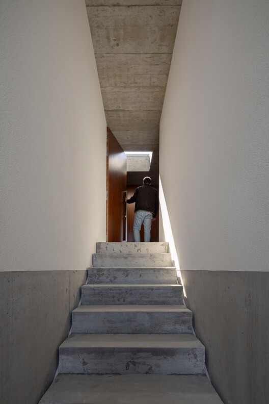 Coqueira House / Tiago Sousa Arquitecto Coqueira House / Tiago Sousa Arquitecto - Interior Photography, Stairs, Wood, Concrete