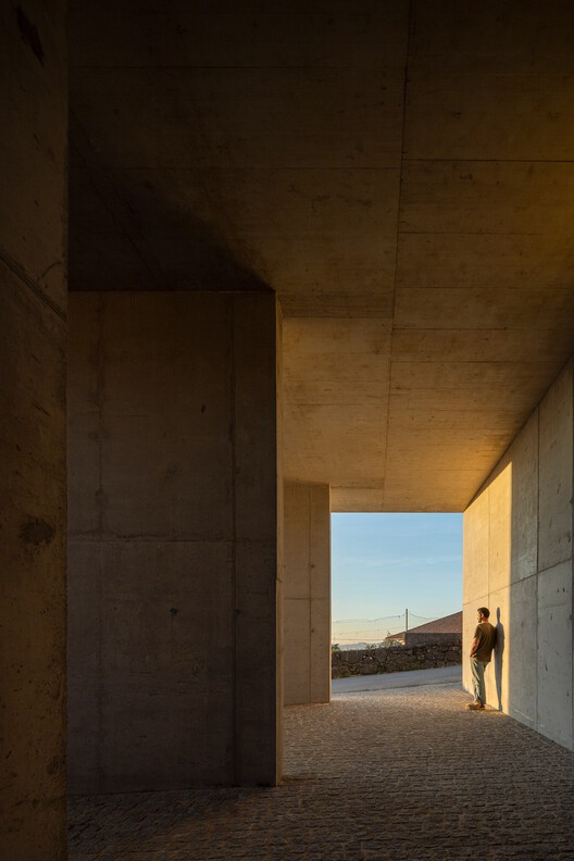 Coqueira House / Tiago Sousa Arquitecto Coqueira House / Tiago Sousa Arquitecto - Interior Photography, Concrete