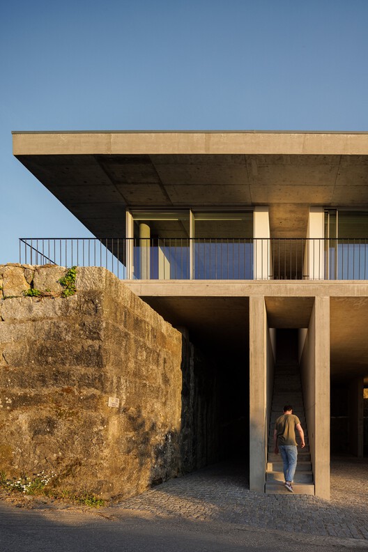 Coqueira House / Tiago Sousa Arquitecto Coqueira House / Tiago Sousa Arquitecto - Exterior Photography, Column, Concrete