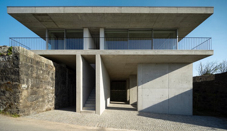 Casa Coqueira / Tiago Sousa Arquitecto - Fotografía exterior, Casas, Pilares