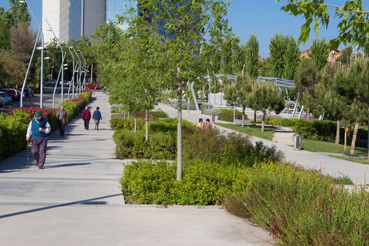 Designing the In-Between: From Neighborhood Vision to Urban Policy in Barcelona - Image 32 of 37