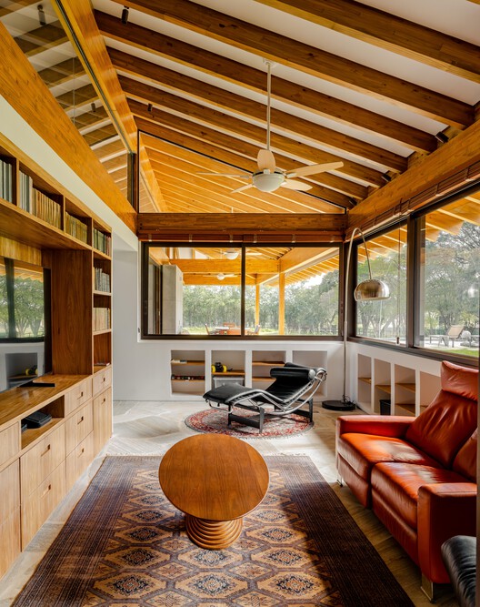 Haras Larissa Residence / Ricardo Gusmão Arquitetos Haras Larissa Residence / Ricardo Gusmão Arquitetos - Interior Photography, Living Room, Wood, Beam, Chair