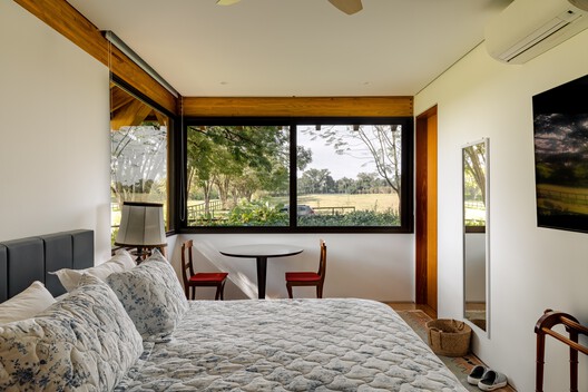 Haras Larissa Residence / Ricardo Gusmão Arquitetos Haras Larissa Residence / Ricardo Gusmão Arquitetos - Interior Photography, Bedroom, Wood, Bed, Lighting
