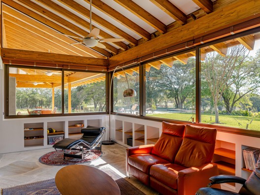 Haras Larissa Residence / Ricardo Gusmão Arquitetos Haras Larissa Residence / Ricardo Gusmão Arquitetos - Interior Photography, Living Room, Wood, Chair, Beam, Glass