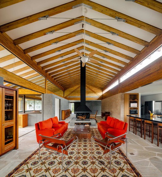 Haras Larissa Residence / Ricardo Gusmão Arquitetos Haras Larissa Residence / Ricardo Gusmão Arquitetos - Interior Photography, Wood, Beam, Chair