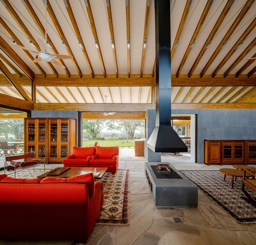 Haras Larissa Residence / Ricardo Gusmão Arquitetos Haras Larissa Residence / Ricardo Gusmão Arquitetos - Interior Photography, Living Room, Wood, Beam, Chair