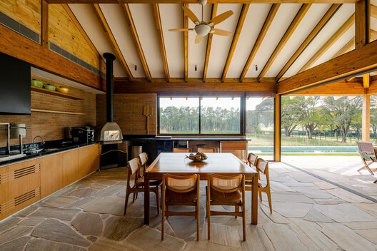 Haras Larissa Residence / Ricardo Gusmão Arquitetos Haras Larissa Residence / Ricardo Gusmão Arquitetos - Interior Photography, Dining room, Wood, Kitchen, Lighting, Table, Chair, Countertop, Beam, Glass