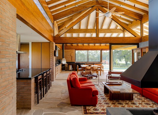 Haras Larissa Residence / Ricardo Gusmão Arquitetos Haras Larissa Residence / Ricardo Gusmão Arquitetos - Interior Photography, Living Room, Wood, Beam, Lighting, Chair