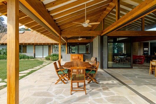 Haras Larissa Residence / Ricardo Gusmão Arquitetos Haras Larissa Residence / Ricardo Gusmão Arquitetos - Interior Photography, Dining room, Wood, Beam, Chair