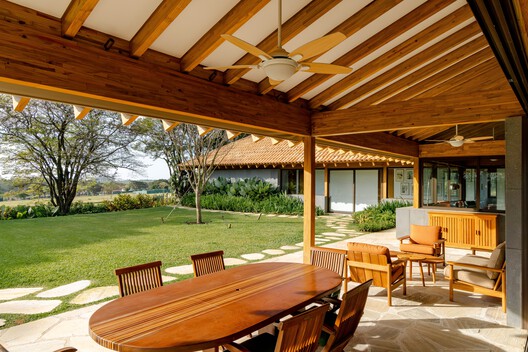 Haras Larissa Residence / Ricardo Gusmão Arquitetos Haras Larissa Residence / Ricardo Gusmão Arquitetos - Interior Photography, Dining room, Wood, Table, Beam, Chair, Patio