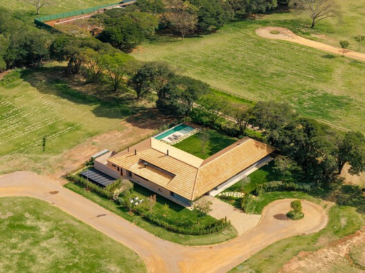 Haras Larissa Residence / Ricardo Gusmão Arquitetos Haras Larissa Residence / Ricardo Gusmão Arquitetos - Image 7 of 31