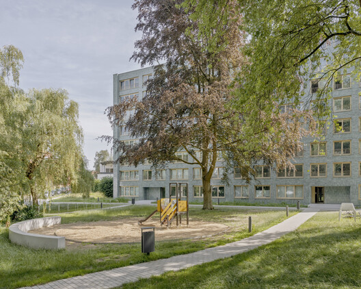 Rotiers - Renovation of 46 housing units in Brussels / MULTIPLE Architecture & Urbanism Rotiers - Renovation of 46 housing units in Brussels / MULTIPLE Architecture & Urbanism - Image 10 of 27