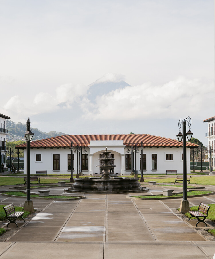 UMG sede Antigua Guatemala / Atelier oficina de Arquitectura