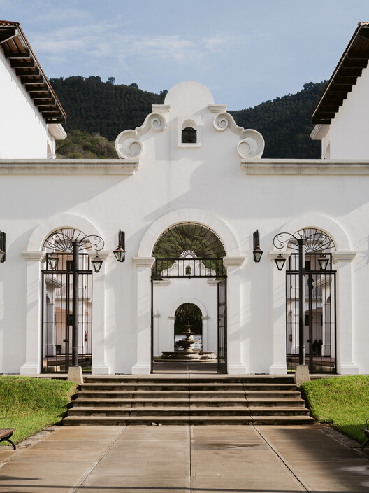 UMG sede Antigua Guatemala / Atelier oficina de Arquitectura UMG sede Antigua Guatemala / Atelier oficina de Arquitectura - Exterior Photography, Door, Arch, Column, Courtyard, Arcade