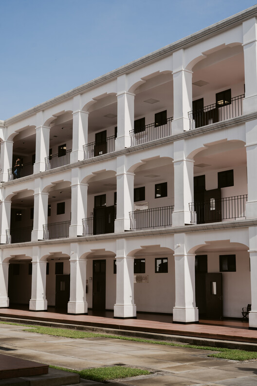 UMG sede Antigua Guatemala / Atelier oficina de Arquitectura UMG sede Antigua Guatemala / Atelier oficina de Arquitectura - Exterior Photography, Column, Balcony, Courtyard