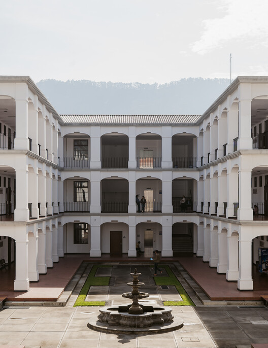 UMG sede Antigua Guatemala / Atelier oficina de Arquitectura