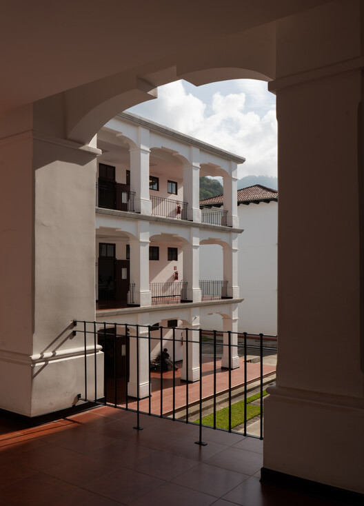 UMG sede Antigua Guatemala / Atelier oficina de Arquitectura UMG sede Antigua Guatemala / Atelier oficina de Arquitectura - Image 3 of 12