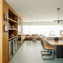Brooklin Apartment / Küster Brizola Arquitetos - Interior Photography, Apartment Interiors, Kitchen, Countertop, Chair