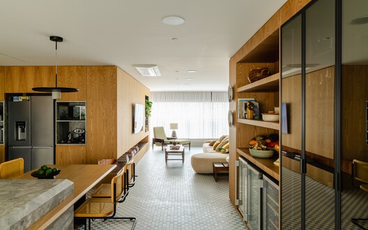 Brooklin Apartment / Küster Brizola Arquitetos - Interior Photography, Kitchen, Wood, Table, Chair, Countertop, Lighting