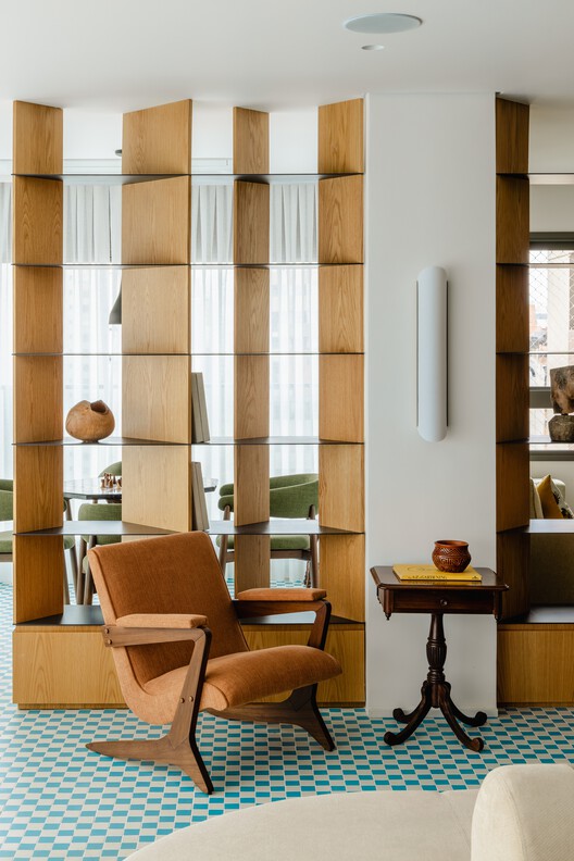 Brooklin Apartment / Küster Brizola Arquitetos - Interior Photography, Shelving, Wood, Lighting, Chair