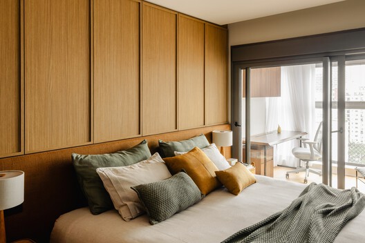 Brooklin Apartment / Küster Brizola Arquitetos - Interior Photography, Bedroom, Bed, Wood, Lighting, Closet