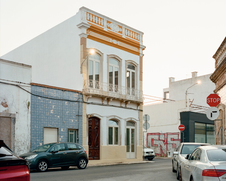 Wood Structure on top of Brick Structure / corpo atelier - Exterior Photography