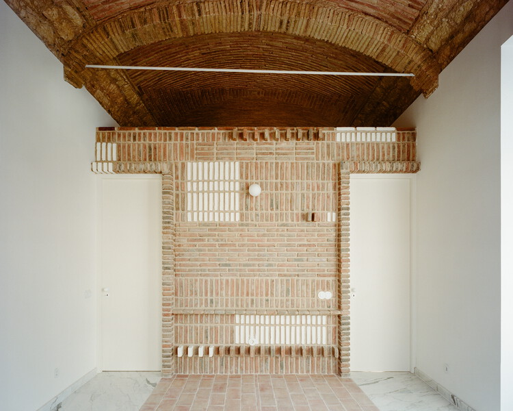 Wood Structure on top of Brick Structure / corpo  atelier - Refurbishment