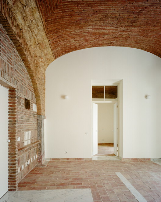 Wood Structure on top of Brick Structure / corpo atelier Wood Structure on top of Brick Structure / corpo atelier - Interior Photography, Wood, Arch, Brick, Column