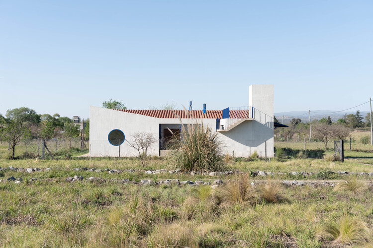 A Geometric Ruin / 00L - Exterior Photography, Residential Interiors