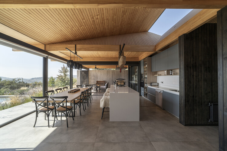 Casa Curicó / Armstrong Arquitectos + PAR Arquitectos - Fotografía interior, Cocina, Madera, Fijación Vigas, Sillas