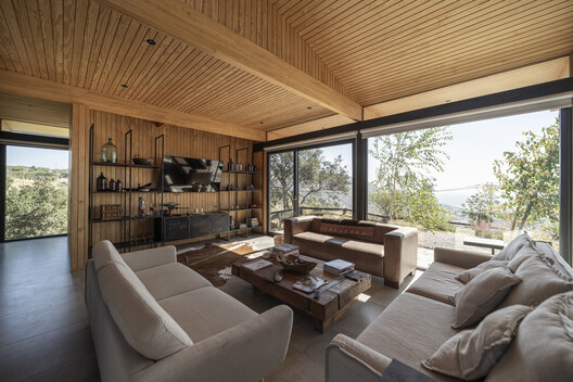 Casa Curicó / Armstrong Arquitectos + PAR Arquitectos - Fotografía interior, Sala de estar, Madera, Sillas, Fijación Vigas