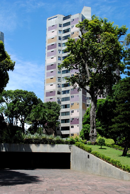 Modern Architecture in Bahia: Climate and Culture in the Work of Assis Reis - Image 3 of 13